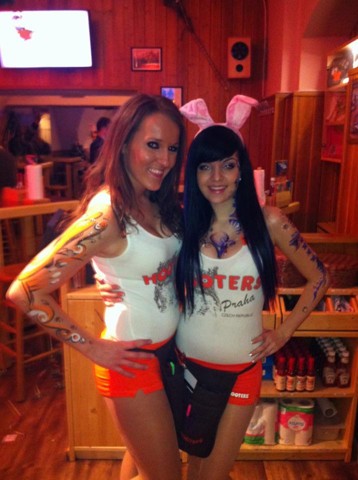 hooters_p.jpg