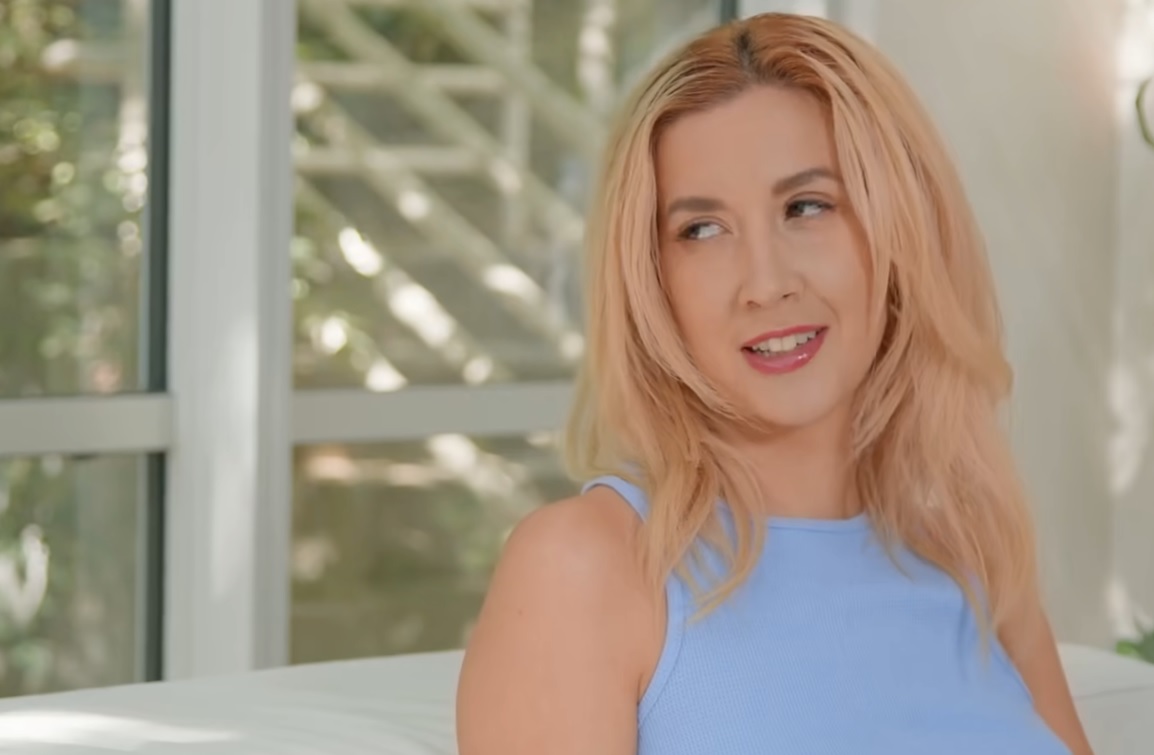 21-11-8 Violet Myers, Emma Starletto extra 1.jpg