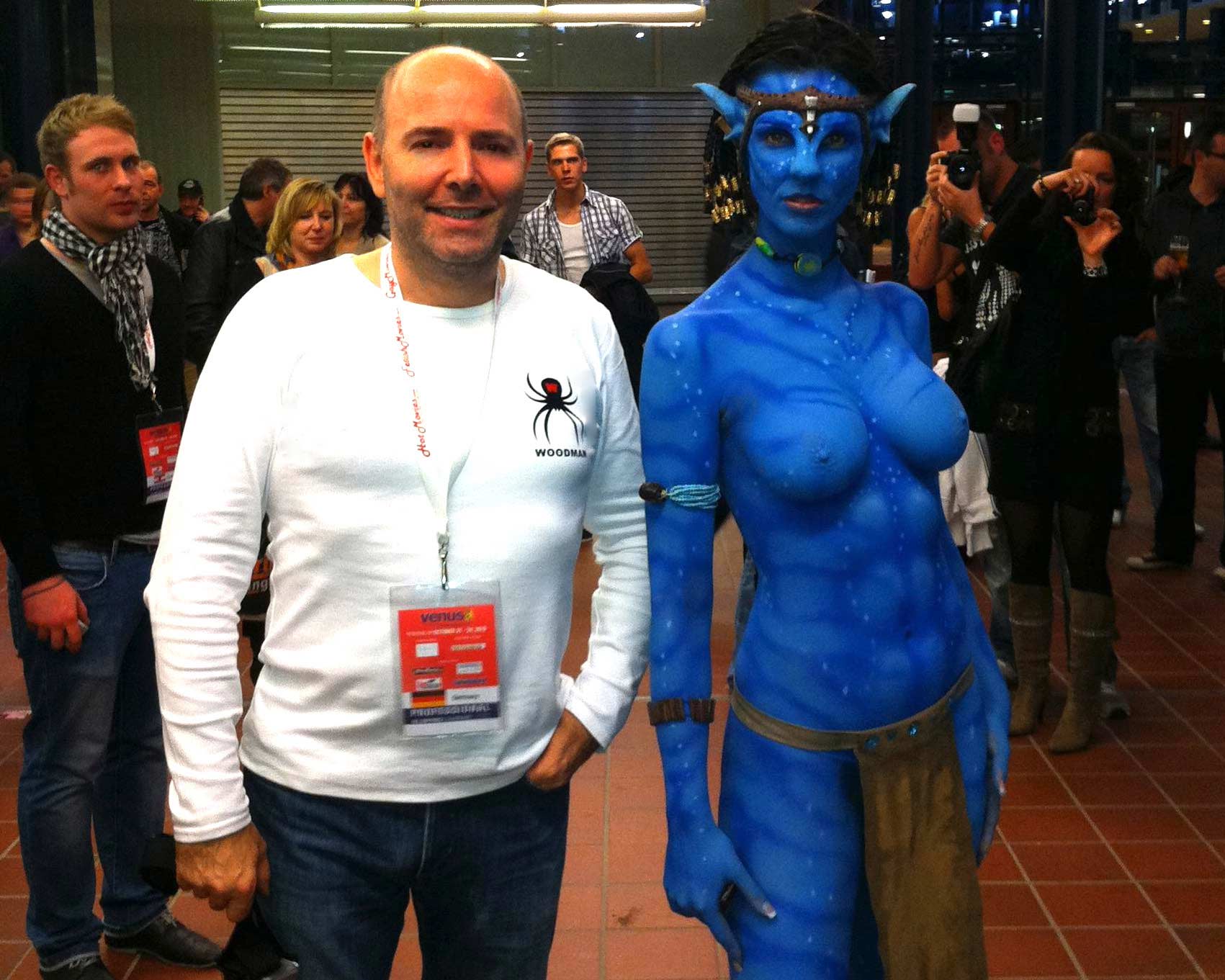-Woody-and-Avatar-girls.jpg