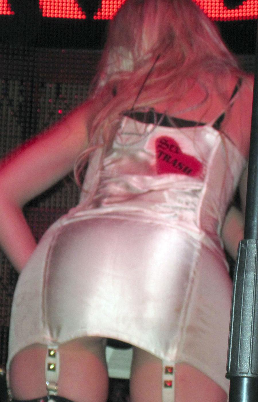 taylor-momsen-concert-grinding-with-chick-05-7048423.jpg