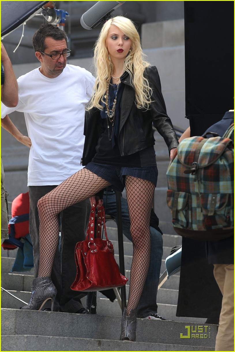 taylor-momsen-fishnet-fierce-04.jpg