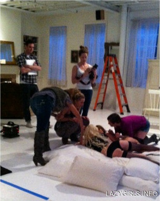 taylor_momsen_behind_the_scenes_fhm_shoot_with_jenna_haze_2012_QzsfQ2V_sized.jpg