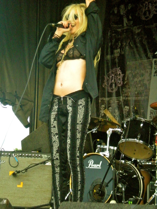 taylor-momsen-see-through-bra-in-concert-01.jpg