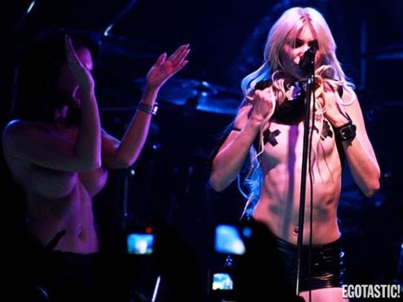 taylor-momsen-flashing-her-taped-boobs-in-buenos-aires-02-580x435.jpg