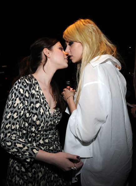 Taylor+Momsen+Michelle+Trachtenberg+World+9K565W24gfal.jpg