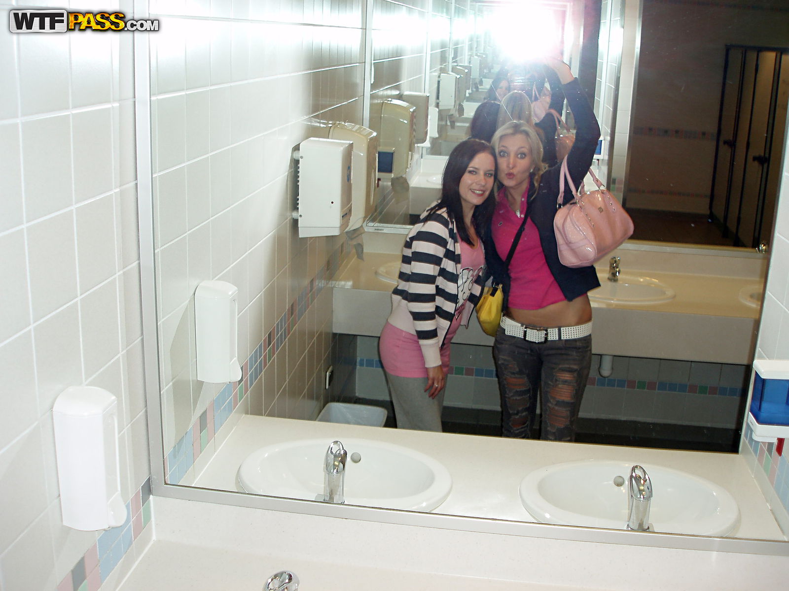 porntraveling lapril pt04d0100038.jpg